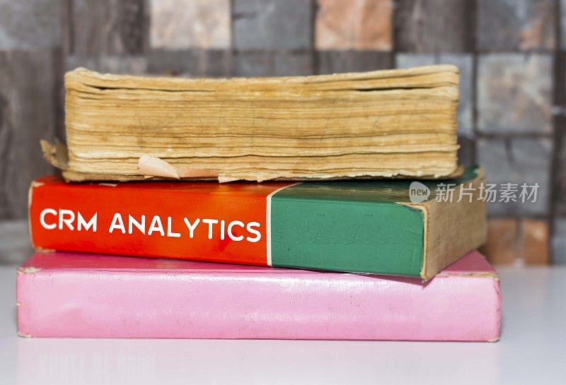 Crm Analytics-商业图书标题木制白色桌子